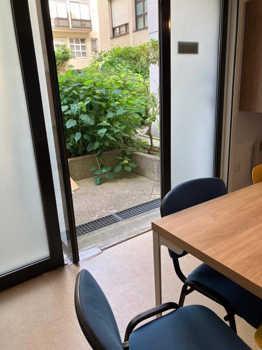 Porte-fenêtre ouvrant sur le jardin intérieur