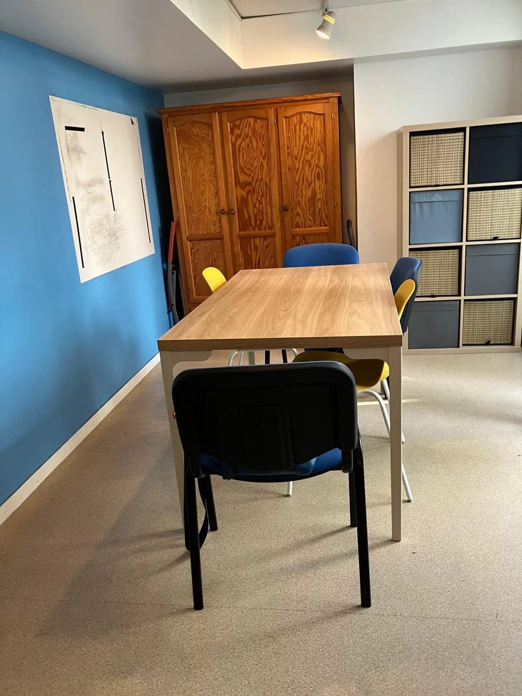 Salle de groupe de l'Espace Autisme Onze avec une grande table et des chaises